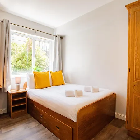 3 Bed By Shortstays, Sleeps 5 *