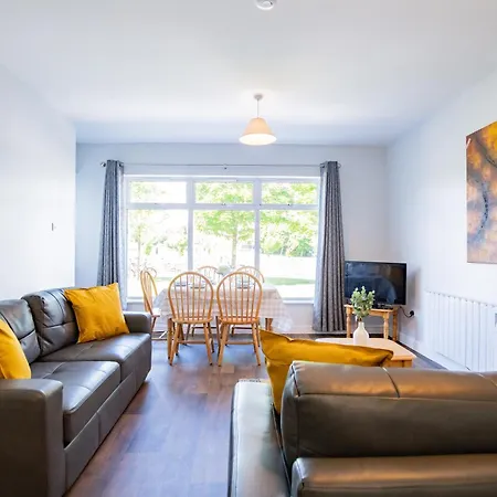 3 Bed By Shortstays, Sleeps 5 *